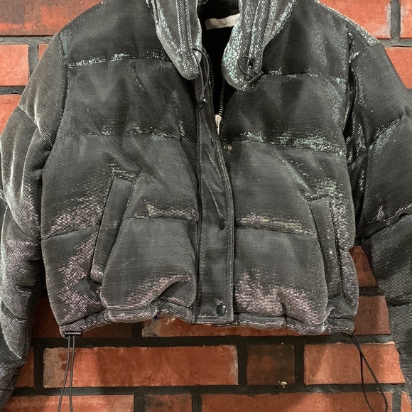 ππHPπ LOVERS + FRIENDS X Revolve Dee Cropped Puffer - Picture 4 of 15